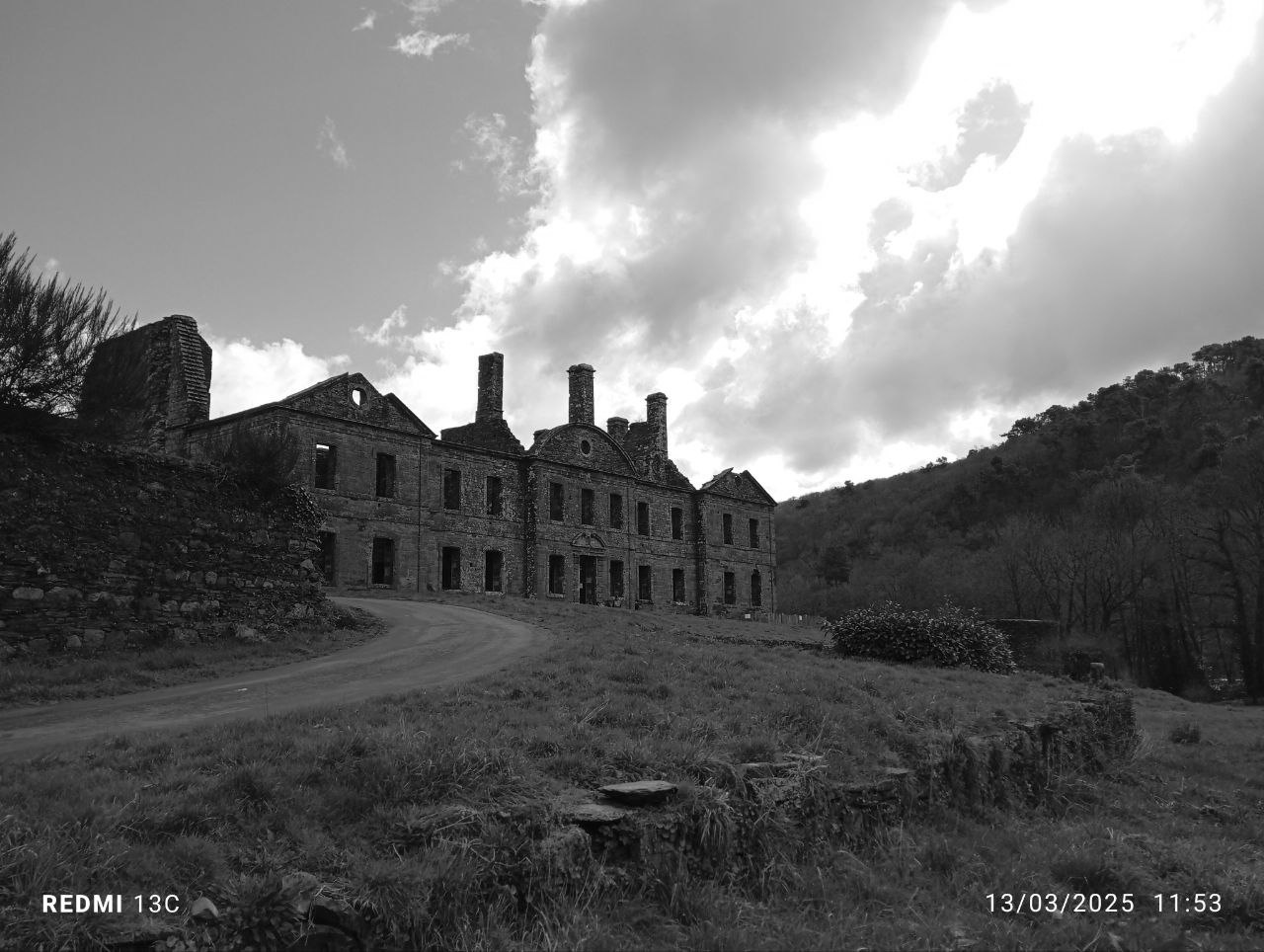 photo de l'abbaye de Bon Repos, près du lac de Guerlédan