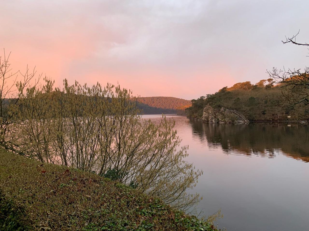 photo de l'aube sur le lac de Guerlédan