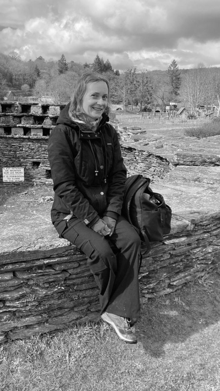 Photo de Kalys assise sur ce qu'il reste du mur du colombier à Bon Repos