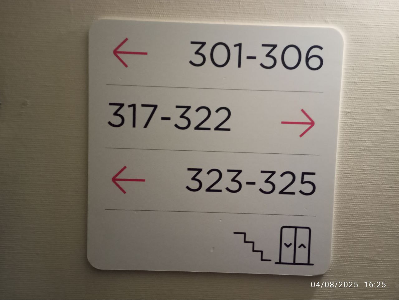 photo du panneau qui indique où trouver les chambres. Ca va de la 301 à la 306, puis de la 317 à la 322, et enfin de la 323 à la 325